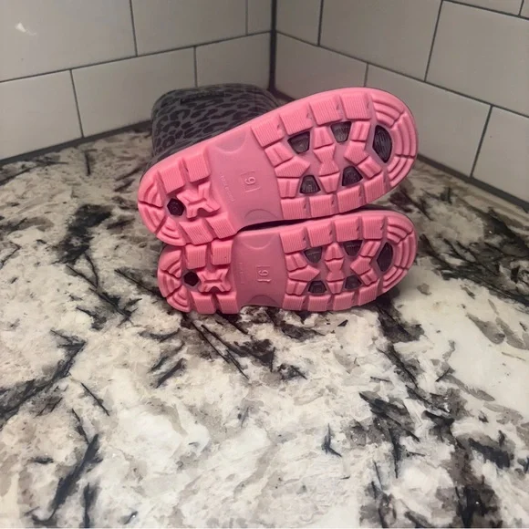 Roma Gray Leopard Print Boots with Pink Soles - Picture 6 of 7